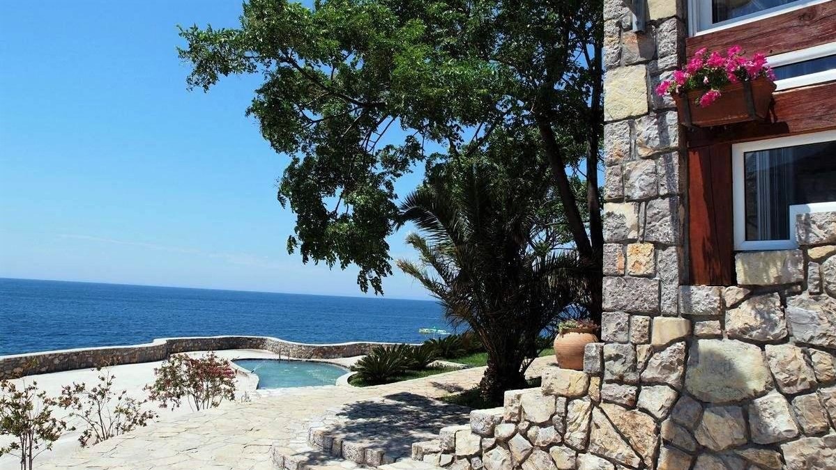 hotel_r_utjeha_i_bazen_sa_slanom_vodom_na_terasi_iznad_mora